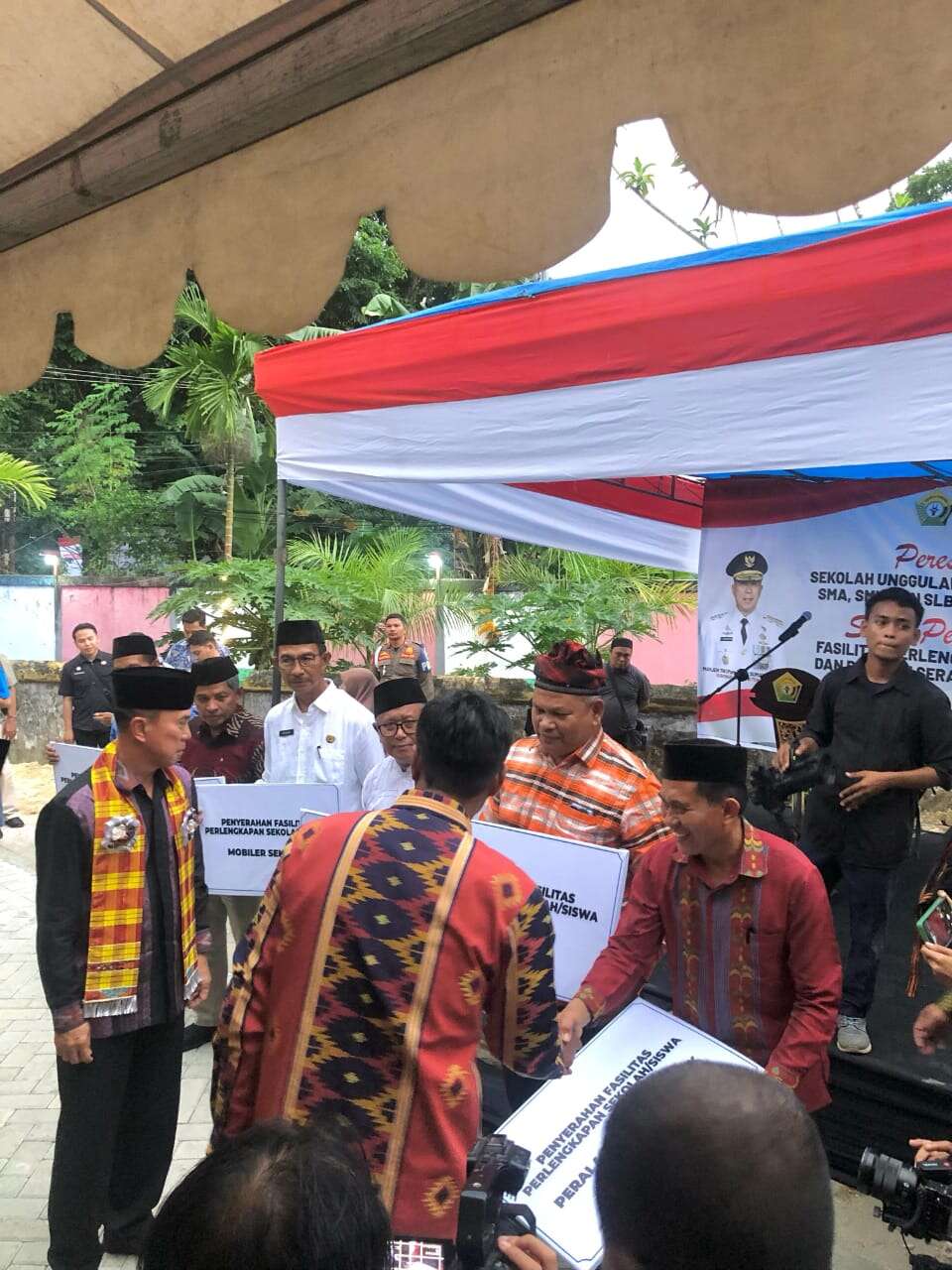 Penyerahan Fasilitas Perlengkapan Sekolah/Siswa